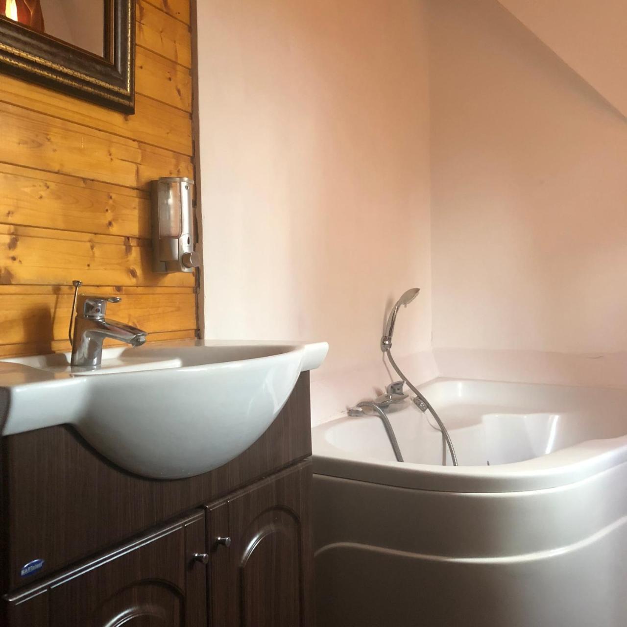 ブラショフ Hot Tub Chalet Retreatヴィラ エクステリア 写真